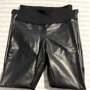 Leather leggings in color black